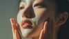 femme appliquant skincare